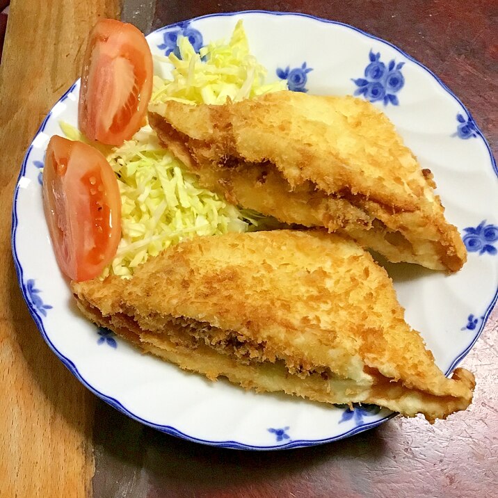 カレーそぼろ入りハンペンカツ。